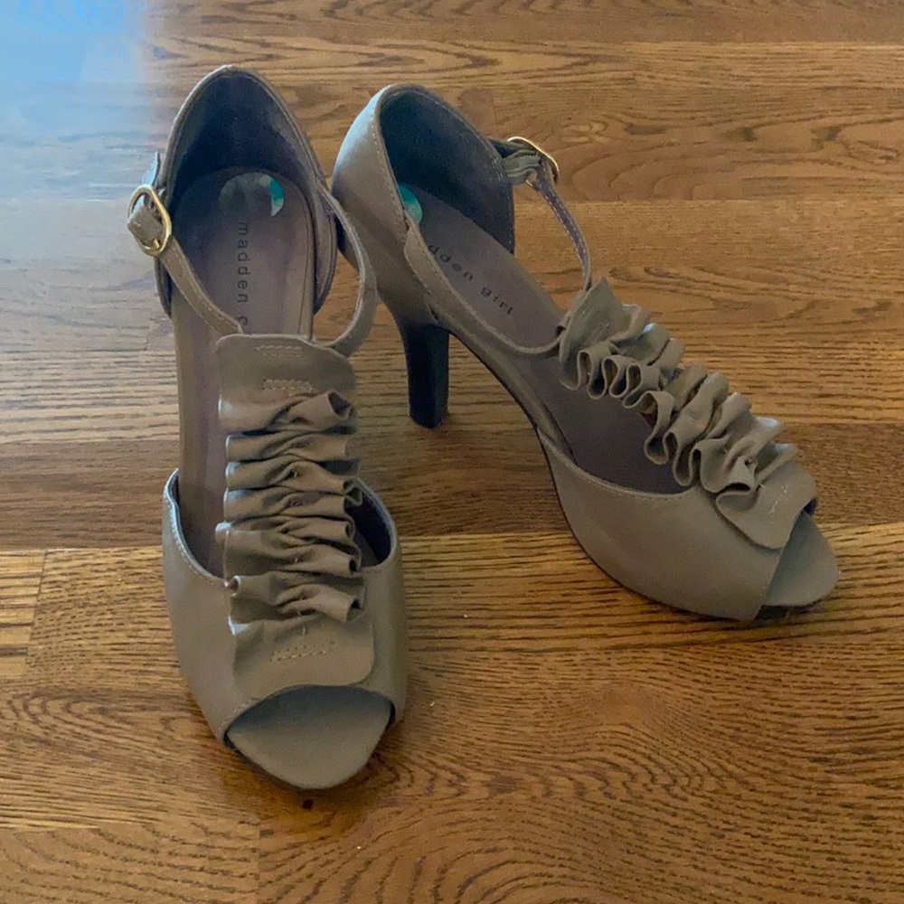Madden girl ruffle heels, size 8